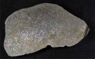 Illustration for article titled Guarda una roca durante años pensando que contenía oro y en realidad era un raro meteorito metálico